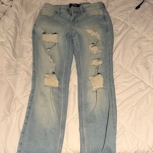 Hollister low rise boyfriend jeans light wash, cute going out outfit